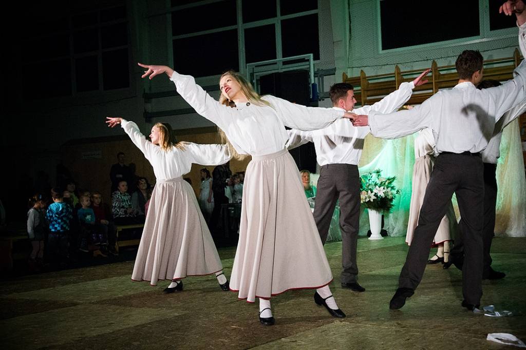 Bildes no Grobiņas pamatskolas Ziemassvētku koncerta "Lai sasildās sirds tai baltajā vakarā", kas ceturtdien, 20. decembrī, notika Grobiņas Sporta centrā.