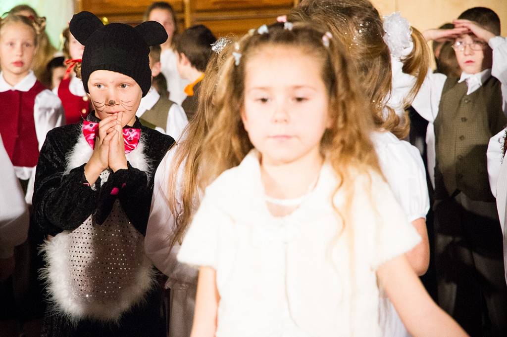 Bildes no Grobiņas pamatskolas Ziemassvētku koncerta "Lai sasildās sirds tai baltajā vakarā", kas ceturtdien, 20. decembrī, notika Grobiņas Sporta centrā.