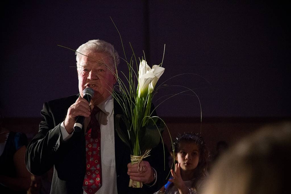 Bildes no Grobiņas pamatskolas Ziemassvētku koncerta "Lai sasildās sirds tai baltajā vakarā", kas ceturtdien, 20. decembrī, notika Grobiņas Sporta centrā.