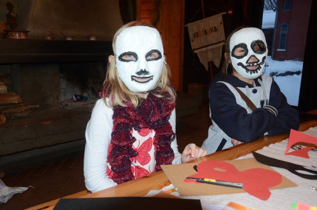 Karīna Špēra Ziemas saulgriežu radošajā darbnīcā Liepājas folkloras centrā 