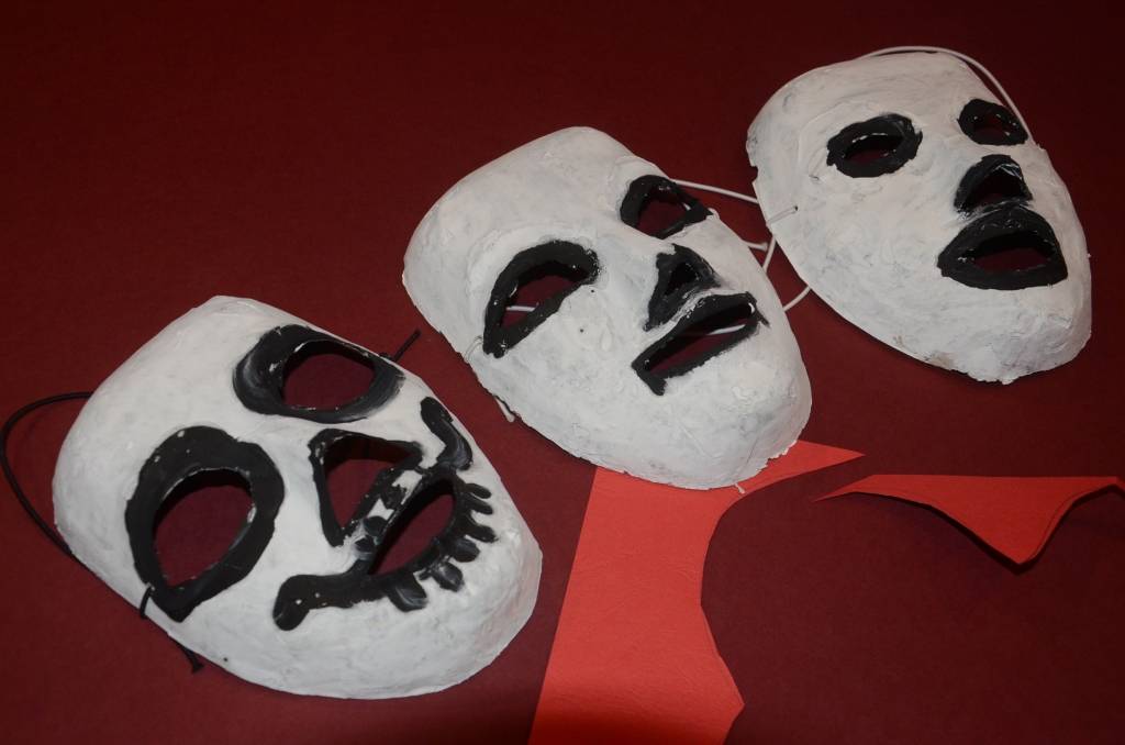 Karīna Špēra Ziemas saulgriežu radošajā darbnīcā Liepājas folkloras centrā "Namīns" palīdz draudzenei Katrīnai Bruzulei darināt masku. Abas trešajā nodarbībā strādāja kopā ar darbnīcu vadītāju Daci Lanku. Viņa piebilst, ka divās pirmajās...
Autors: ReKurZeme, portāls