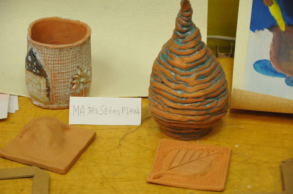 Grobiņas mūzikas un mākslas skolas vizuāli plastiskā novirziena audzēkņu pirmajā pusgadā tapušie darbi. Bērni apguvuši darbu ar dažādiem materiāliem, veidošanu, zīmēšanu un gleznošanu.
Autors: ReKurZeme, portāls