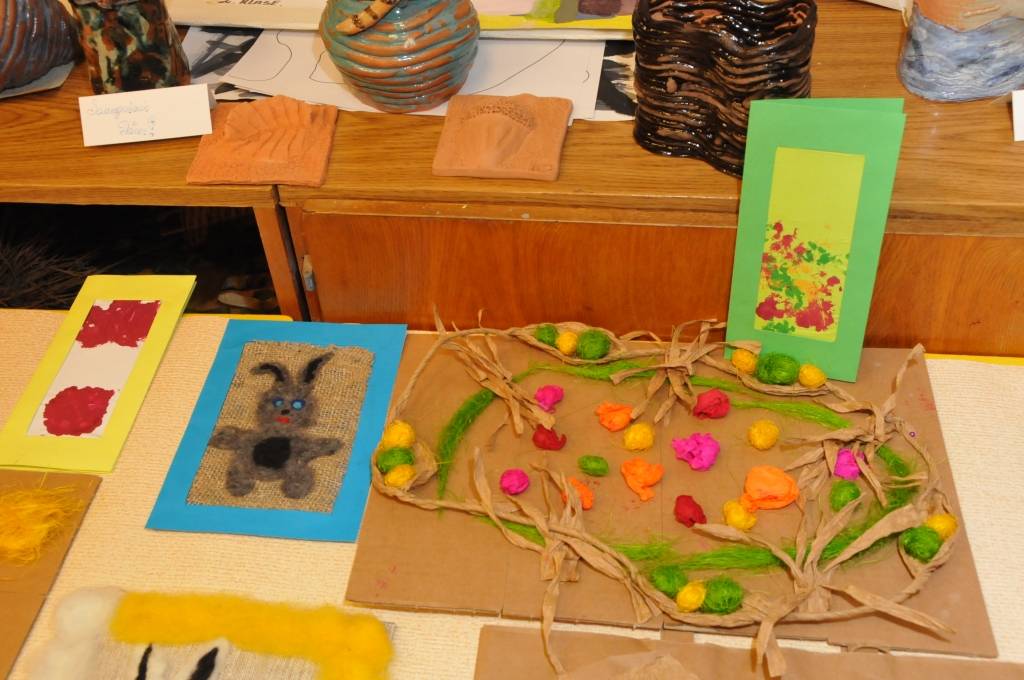 Grobiņas mūzikas un mākslas skolas vizuāli plastiskā novirziena audzēkņu pirmajā pusgadā tapušie darbi. Bērni apguvuši darbu ar dažādiem materiāliem, veidošanu, zīmēšanu un gleznošanu.
Autors: ReKurZeme, portāls
