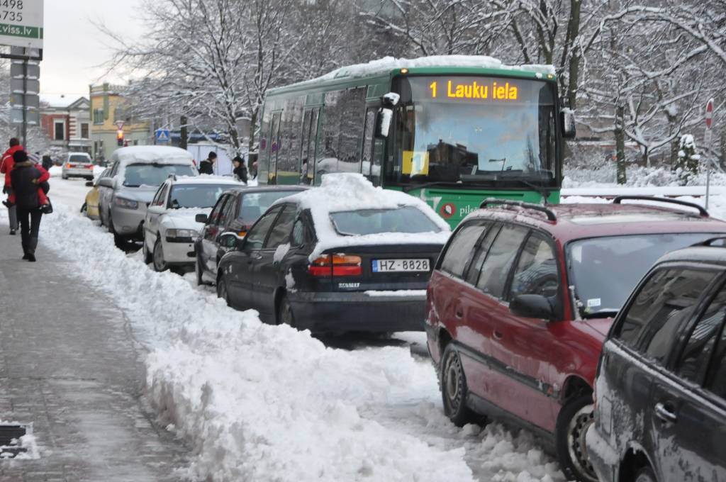 Pirmdien, 3. decembrī, Liepājā uzsnigusi bieza sniega kārta, radot grūtības gājējiem un autobraucējiem. Taču, ziemas prieku baudītāji tagad var ļauties iemīļotajām nodarbēm.
Autors: ReKurZeme, portāls