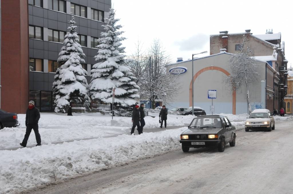 Pirmdien, 3. decembrī, Liepājā uzsnigusi bieza sniega kārta, radot grūtības gājējiem un autobraucējiem. Taču, ziemas prieku baudītāji tagad var ļauties iemīļotajām nodarbēm.
Autors: ReKurZeme, portāls