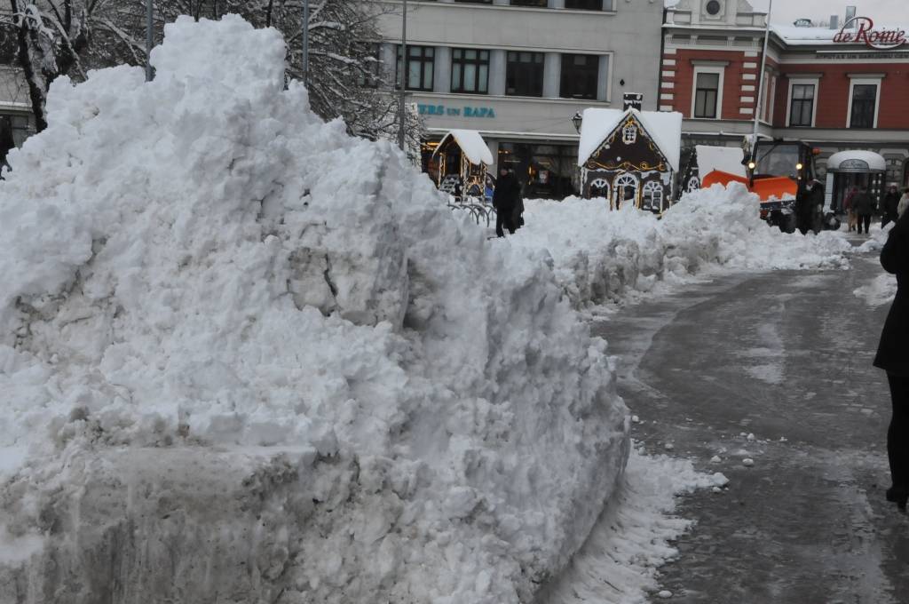 Pirmdien, 3. decembrī, Liepājā uzsnigusi bieza sniega kārta, radot grūtības gājējiem un autobraucējiem. Taču, ziemas prieku baudītāji tagad var ļauties iemīļotajām nodarbēm.
Autors: ReKurZeme, portāls