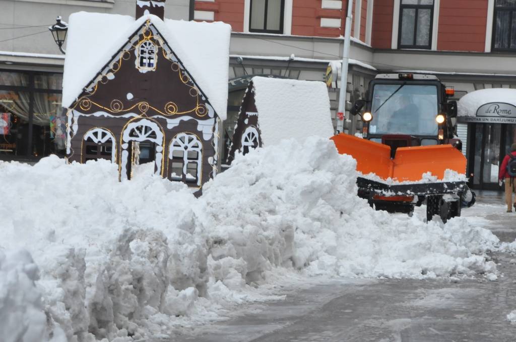 Pirmdien, 3. decembrī, Liepājā uzsnigusi bieza sniega kārta, radot grūtības gājējiem un autobraucējiem. Taču, ziemas prieku baudītāji tagad var ļauties iemīļotajām nodarbēm.
Autors: ReKurZeme, portāls