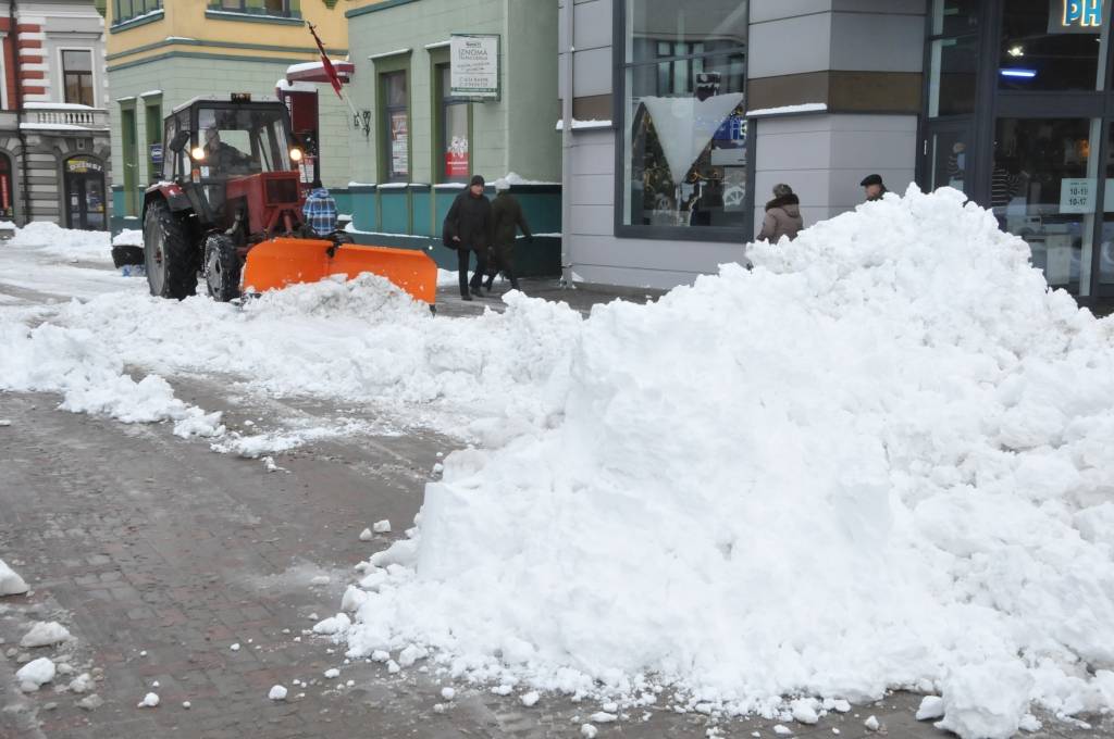 Pirmdien, 3. decembrī, Liepājā uzsnigusi bieza sniega kārta, radot grūtības gājējiem un autobraucējiem. Taču, ziemas prieku baudītāji tagad var ļauties iemīļotajām nodarbēm.
Autors: ReKurZeme, portāls