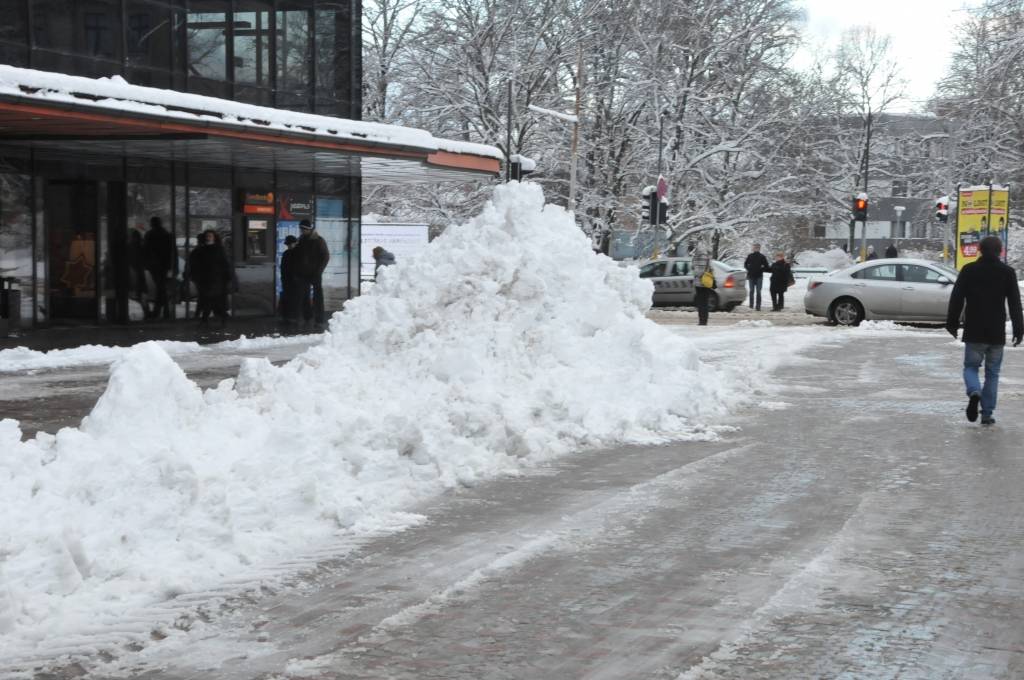 Pirmdien, 3. decembrī, Liepājā uzsnigusi bieza sniega kārta, radot grūtības gājējiem un autobraucējiem. Taču, ziemas prieku baudītāji tagad var ļauties iemīļotajām nodarbēm.
Autors: ReKurZeme, portāls