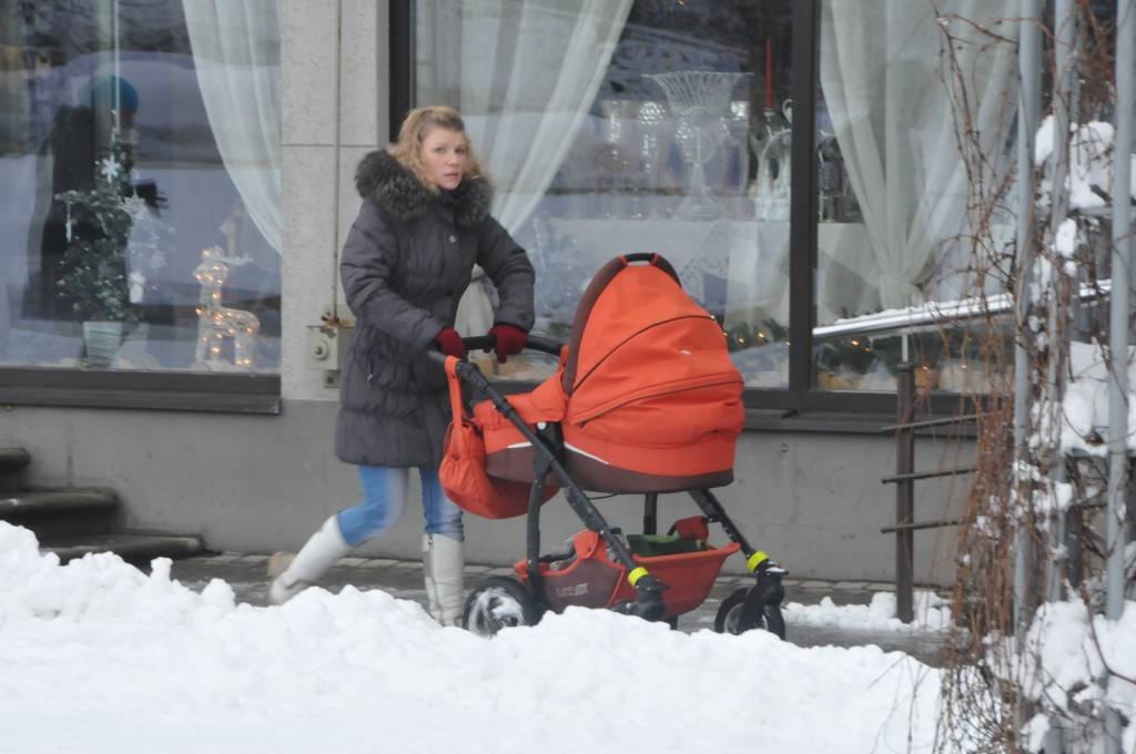 Pirmdien, 3. decembrī, Liepājā uzsnigusi bieza sniega kārta, radot grūtības gājējiem un autobraucējiem. Taču, ziemas prieku baudītāji tagad var ļauties iemīļotajām nodarbēm.
Autors: ReKurZeme, portāls