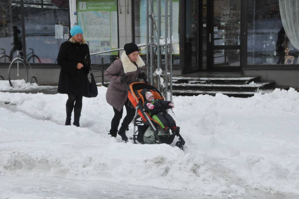 Pirmdien, 3. decembrī, Liepājā uzsnigusi bieza sniega kārta, radot grūtības gājējiem un autobraucējiem. Taču, ziemas prieku baudītāji tagad var ļauties iemīļotajām nodarbēm.
Autors: ReKurZeme, portāls