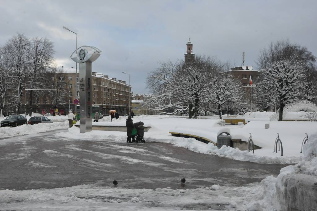 Pirmdien, 3. decembrī, Liepājā uzsnigusi bieza sniega kārta, radot grūtības gājējiem un autobraucējiem. Taču, ziemas prieku baudītāji tagad var ļauties iemīļotajām nodarbēm.
Autors: ReKurZeme, portāls