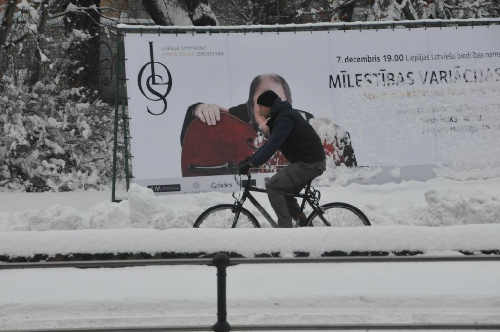 Pirmdien, 3. decembrī, Liepājā uzsnigusi bieza sniega kārta, radot grūtības gājējiem un autobraucējiem. Taču, ziemas prieku baudītāji tagad var ļauties iemīļotajām nodarbēm.
Autors: ReKurZeme, portāls