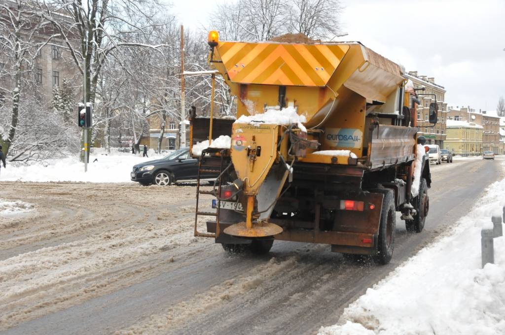 Pirmdien, 3. decembrī, Liepājā uzsnigusi bieza sniega kārta, radot grūtības gājējiem un autobraucējiem. Taču, ziemas prieku baudītāji tagad var ļauties iemīļotajām nodarbēm.
Autors: ReKurZeme, portāls