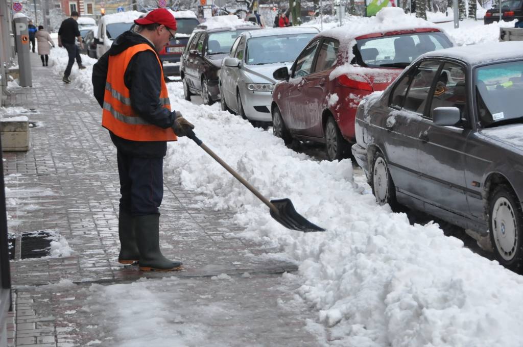 Pirmdien, 3. decembrī, Liepājā uzsnigusi bieza sniega kārta, radot grūtības gājējiem un autobraucējiem. Taču, ziemas prieku baudītāji tagad var ļauties iemīļotajām nodarbēm.
Autors: ReKurZeme, portāls