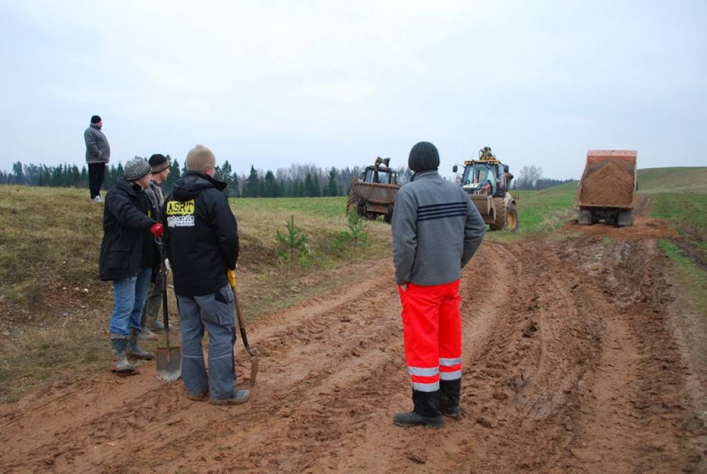 Rallijsprinta un rallija "Alūksne 2013" organizatori būvē jaunus ātrumposmus.
Autors: Dace Janova, fotoaģentūra "4rati"