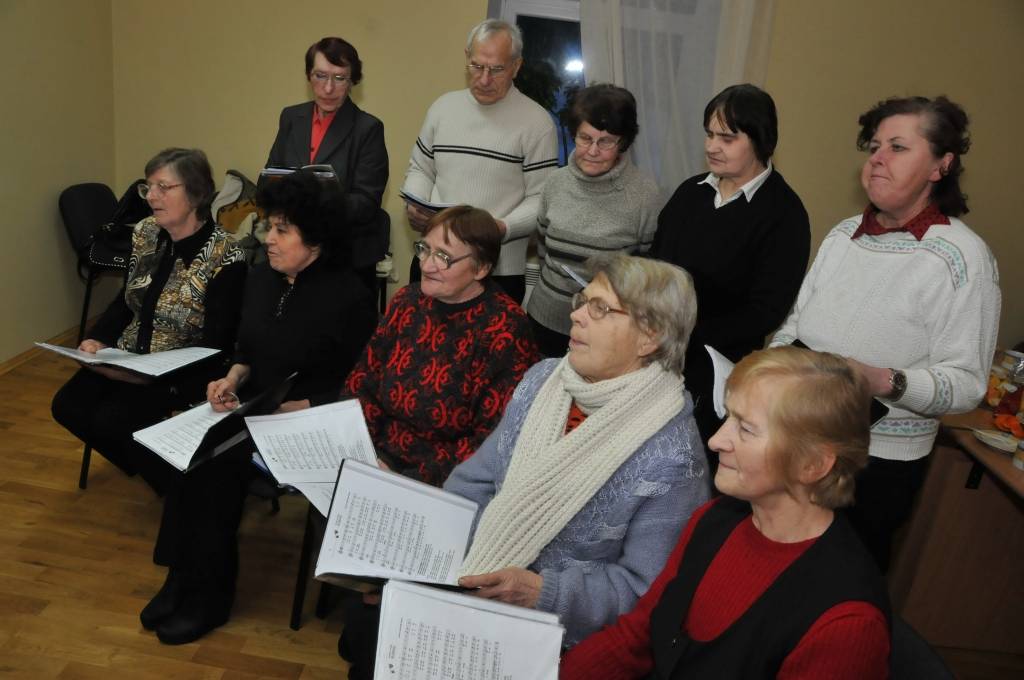Ideja par senioru ansambļa dibināšanu kapsēdnieces Veltas Šķēdnieces galvā mitusi jau vairākus gadus – kad vēl darbojies sieviešu klubs "Medzes spāre". Ideju realizēt nav izdevies augsto prasību dēļ. "Kurš tad pensionāriem pārbauda balsis...
Autors: ReKurZeme, portāls