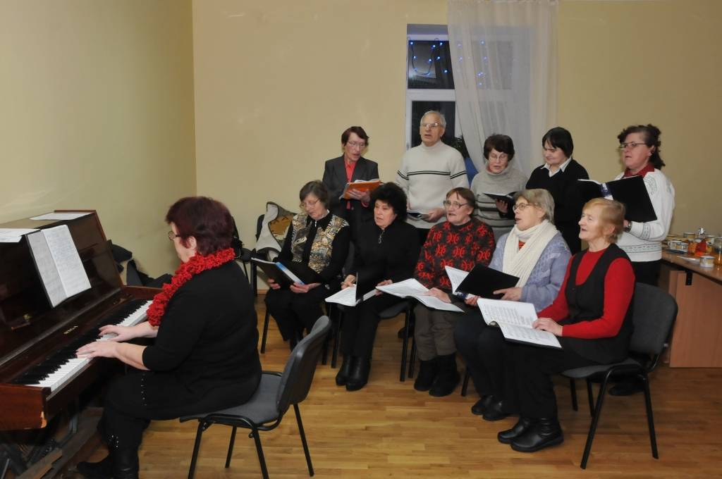 Ideja par senioru ansambļa dibināšanu kapsēdnieces Veltas Šķēdnieces galvā mitusi jau vairākus gadus – kad vēl darbojies sieviešu klubs "Medzes spāre". Ideju realizēt nav izdevies augsto prasību dēļ. "Kurš tad pensionāriem pārbauda balsis...
Autors: ReKurZeme, portāls