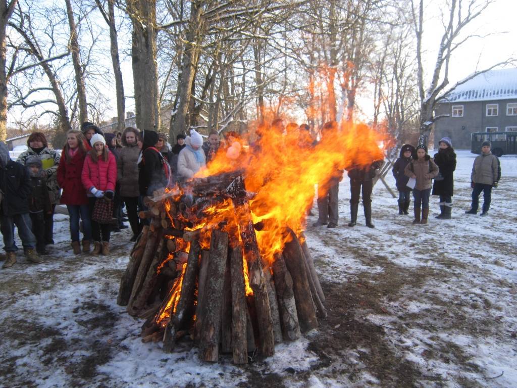 18. janvārī pulksten 15 uz barikāžu atceres pasākumu Kalētu pamatskolas parkā pie Svētozola bija pulcējušies ap 50 kalētnieku. Nepilns desmits toreizējo barikāžu dalībnieku dalījās atmiņās ar klātesošajiem, visi kopā dzēra karstu tēju un...
Autors: Ilze Vainovska