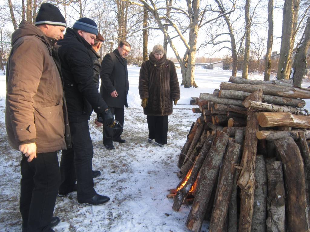 18. janvārī pulksten 15 uz barikāžu atceres pasākumu Kalētu pamatskolas parkā pie Svētozola bija pulcējušies ap 50 kalētnieku. Nepilns desmits toreizējo barikāžu dalībnieku dalījās atmiņās ar klātesošajiem, visi kopā dzēra karstu tēju un...
Autors: Ilze Vainovska