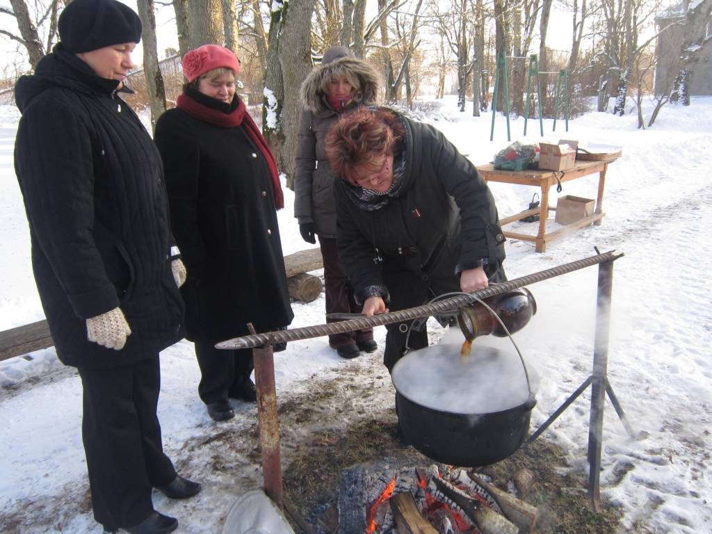 18. janvārī pulksten 15 uz barikāžu atceres pasākumu Kalētu pamatskolas parkā pie Svētozola bija pulcējušies ap 50 kalētnieku. Nepilns desmits toreizējo barikāžu dalībnieku dalījās atmiņās ar klātesošajiem, visi kopā dzēra karstu tēju un...
Autors: Ilze Vainovska
