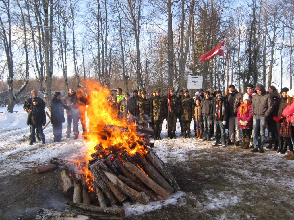 18. janvārī pulksten 15 uz barikāžu atceres pasākumu Kalētu pamatskolas parkā pie Svētozola bija pulcējušies ap 50 kalētnieku. Nepilns desmits toreizējo barikāžu dalībnieku dalījās atmiņās ar klātesošajiem, visi kopā dzēra karstu tēju un...
Autors: Ilze Vainovska