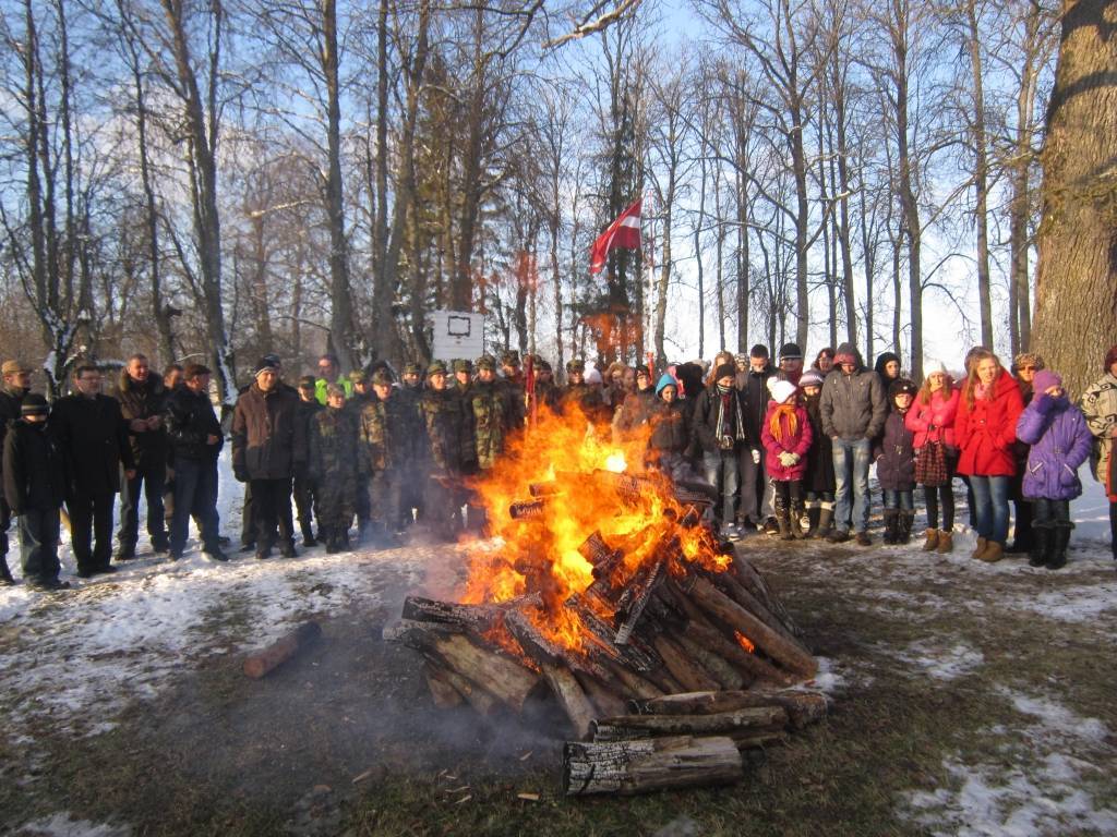 18. janvārī pulksten 15 uz barikāžu atceres pasākumu Kalētu pamatskolas parkā pie Svētozola bija pulcējušies ap 50 kalētnieku. Nepilns desmits toreizējo barikāžu dalībnieku dalījās atmiņās ar klātesošajiem, visi kopā dzēra karstu tēju un...
Autors: Ilze Vainovska