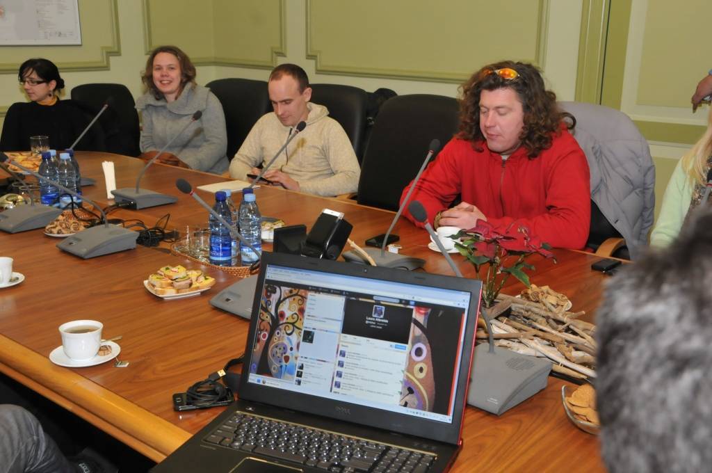 Otrdienas vakarā Liepājas domē uz tikšanos bija aicināti "Twitter.com" Liepājas domes profila @liepajalv sekotāji.
Klātesošos domes vadība - mērs Uldis Sesks un viņa vietnieks Gunārs Ansiņš informēja par Liepājā īstenotajiem un vēl...
Autors: ReKurZeme, portāls