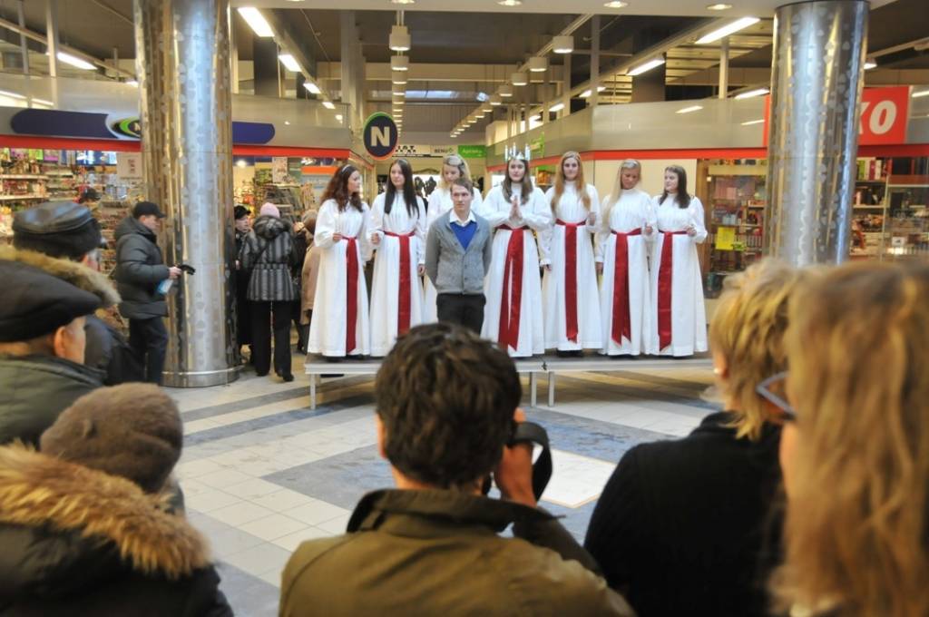 12. janvārī Liepājā, TC XL SALA, notika Zviedrijas pilsētas Helsingborgas dziedošo Lūciju koncerts.
Aizvadītajās dienās Lūcijas Liepājā sniedza vēl vairākus koncertus.
Dziedošās Lūcijas Liepājā pārstāvēja galvenā Lūcija Maija Grahna,...
Autors: ReKurZeme, portāls