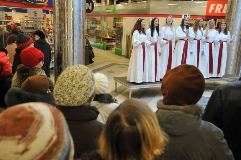 12. janvārī Liepājā, TC XL SALA, notika Zviedrijas pilsētas Helsingborgas dziedošo Lūciju koncerts.
Aizvadītajās dienās Lūcijas Liepājā sniedza vēl vairākus koncertus.
Dziedošās Lūcijas Liepājā pārstāvēja galvenā Lūcija Maija Grahna,...
Autors: ReKurZeme, portāls