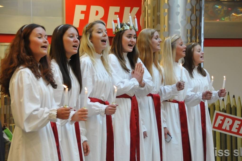 12. janvārī Liepājā, TC XL SALA, notika Zviedrijas pilsētas Helsingborgas dziedošo Lūciju koncerts.
Aizvadītajās dienās Lūcijas Liepājā sniedza vēl vairākus koncertus.
Dziedošās Lūcijas Liepājā pārstāvēja galvenā Lūcija Maija Grahna,...
Autors: ReKurZeme, portāls