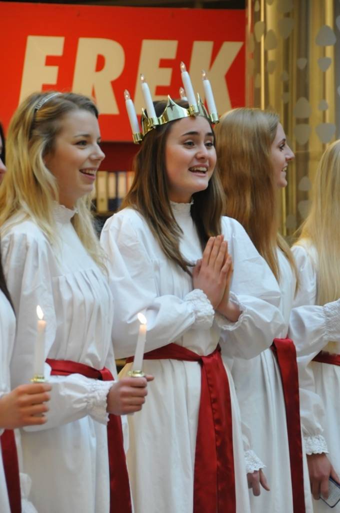 12. janvārī Liepājā, TC XL SALA, notika Zviedrijas pilsētas Helsingborgas dziedošo Lūciju koncerts.
Aizvadītajās dienās Lūcijas Liepājā sniedza vēl vairākus koncertus.
Dziedošās Lūcijas Liepājā pārstāvēja galvenā Lūcija Maija Grahna,...
Autors: ReKurZeme, portāls