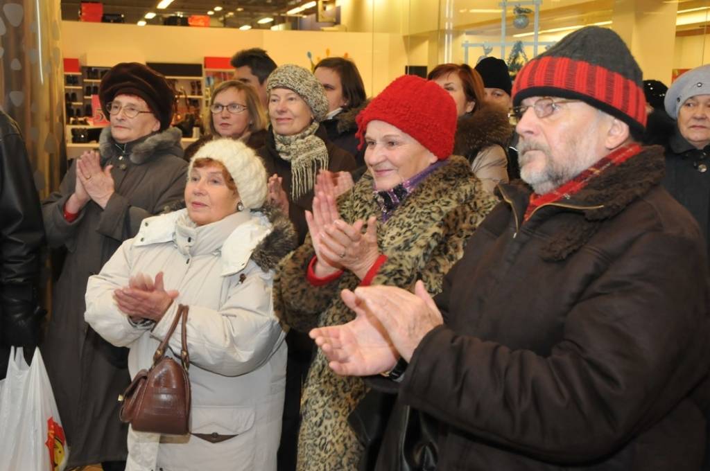 12. janvārī Liepājā, TC XL SALA, notika Zviedrijas pilsētas Helsingborgas dziedošo Lūciju koncerts.
Aizvadītajās dienās Lūcijas Liepājā sniedza vēl vairākus koncertus.
Dziedošās Lūcijas Liepājā pārstāvēja galvenā Lūcija Maija Grahna,...
Autors: ReKurZeme, portāls