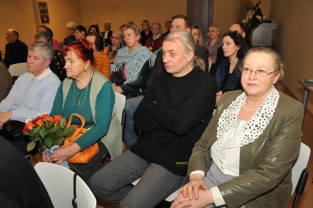 3. janvāra vakarā Liepājas Centrālās zinātniskās bibliotēkas Mācību centrā Malkas ielā 4 notika Lāsmas Ģibietes grāmatas "Biļete uz paradīzi" atvēršanas svētki.
Grāmatā iekļauti stāsti par autores ceļojumiem uz daudzām Eiropas...
Autors: ReKurZeme, portāls