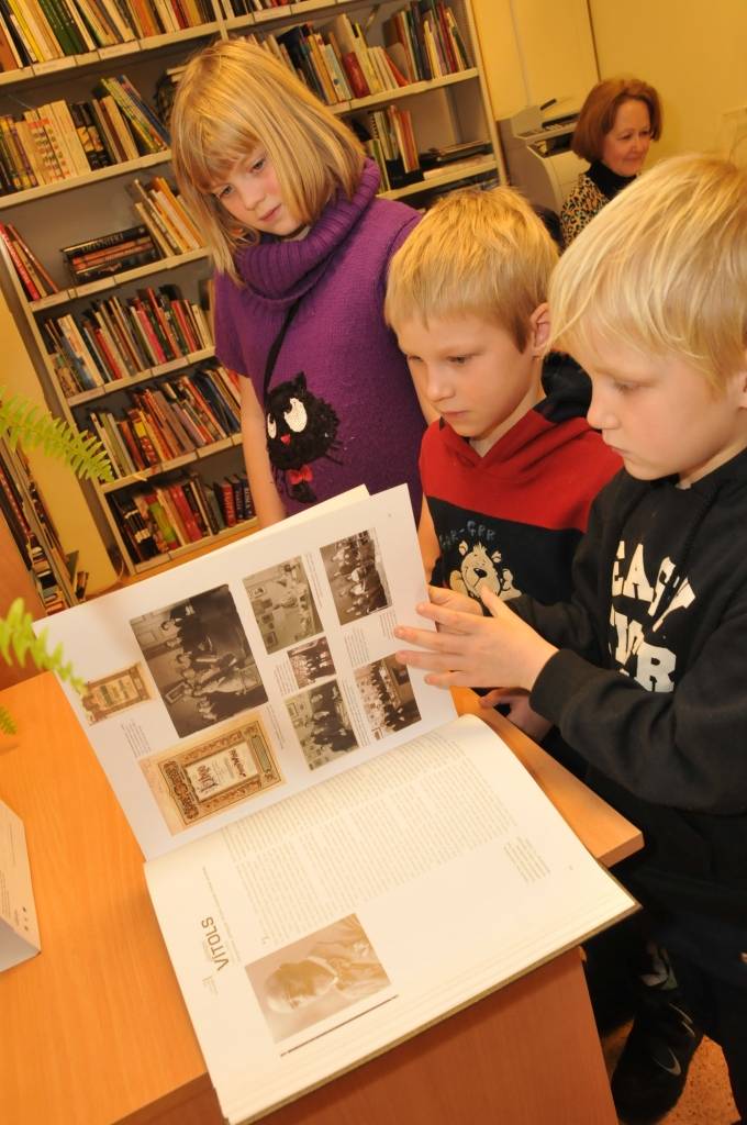 Bērnu bibliotēkā "Vecliepājas Rūķis" Liepājā skatāma tematiska literatūras izstāde "Gandrīz viss par Blaumani…".

Izstāde veltīta latviešu literatūras klasiķa Rūdolfa Blaumaņa (01.01.1863. - 04.09.1908.) 150. jubilejai un piedāvā ieskatu...
Autors: ReKurZeme, portāls