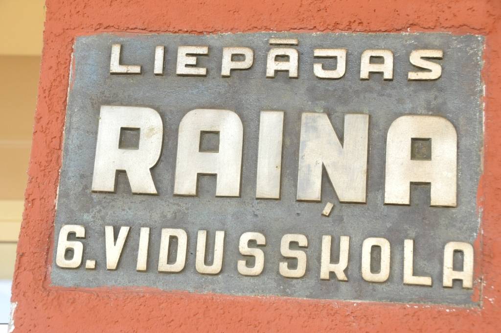 Liepājas Raiņa 6. vidusskolā atklāts atjaunotais vestibils, kurš tagad pārtapis par mājīgu un mūsdienīgu atpūtas vietu. 

Tagad skolēni un pedagogi atkal var izmantot skolas galvenās ieejas durvis, kas uz remonta laiku bija...
Autors: ReKurZeme, portāls