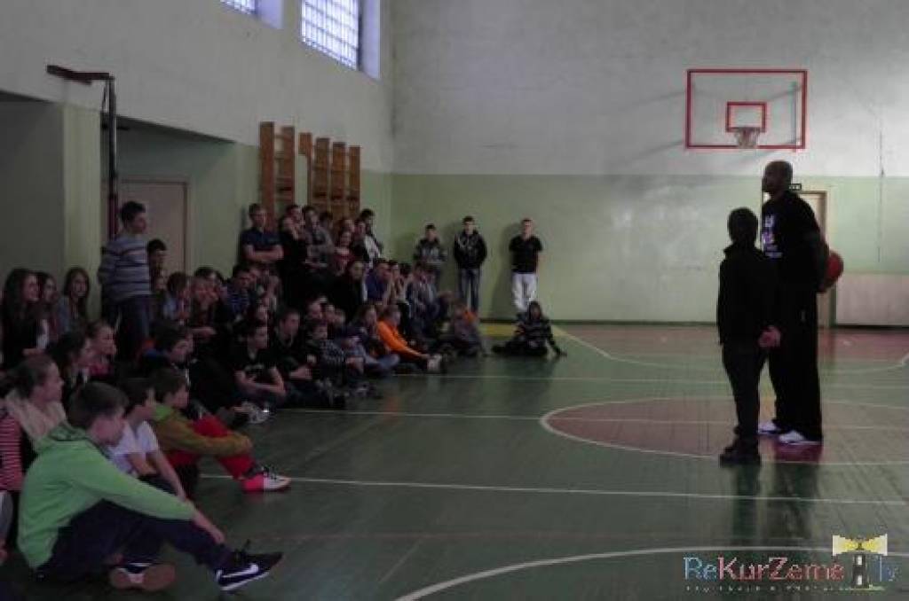 Nīcas vidusskolā jau divas dienas tā īpaši tiek popularizēts basketbols, būtībā -  vispār sportisks, veselīgs un aktīvs dzīvesveids.

21.februārī, izmantojot Latvijas Skolu sporta federācijas piedāvājumu, skolā viesojās basketbolists Kriss...
Autors: ReKurZeme, portāls