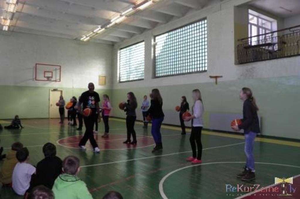 Nīcas vidusskolā jau divas dienas tā īpaši tiek popularizēts basketbols, būtībā -  vispār sportisks, veselīgs un aktīvs dzīvesveids.

21.februārī, izmantojot Latvijas Skolu sporta federācijas piedāvājumu, skolā viesojās basketbolists Kriss...
Autors: ReKurZeme, portāls