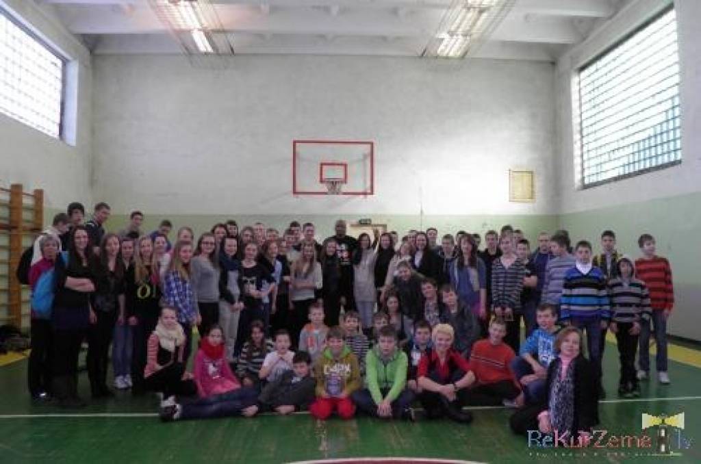 Nīcas vidusskolā jau divas dienas tā īpaši tiek popularizēts basketbols, būtībā -  vispār sportisks, veselīgs un aktīvs dzīvesveids.

21.februārī, izmantojot Latvijas Skolu sporta federācijas piedāvājumu, skolā viesojās basketbolists Kriss...
Autors: ReKurZeme, portāls