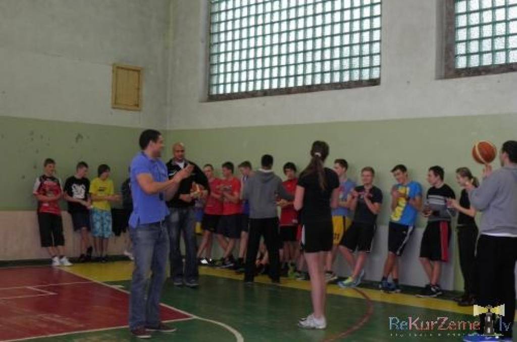 Nīcas vidusskolā jau divas dienas tā īpaši tiek popularizēts basketbols, būtībā -  vispār sportisks, veselīgs un aktīvs dzīvesveids.

21.februārī, izmantojot Latvijas Skolu sporta federācijas piedāvājumu, skolā viesojās basketbolists Kriss...
Autors: ReKurZeme, portāls