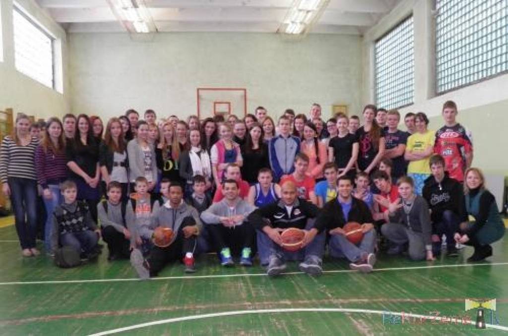 Nīcas vidusskolā jau divas dienas tā īpaši tiek popularizēts basketbols, būtībā -  vispār sportisks, veselīgs un aktīvs dzīvesveids.

21.februārī, izmantojot Latvijas Skolu sporta federācijas piedāvājumu, skolā viesojās basketbolists Kriss...
Autors: ReKurZeme, portāls