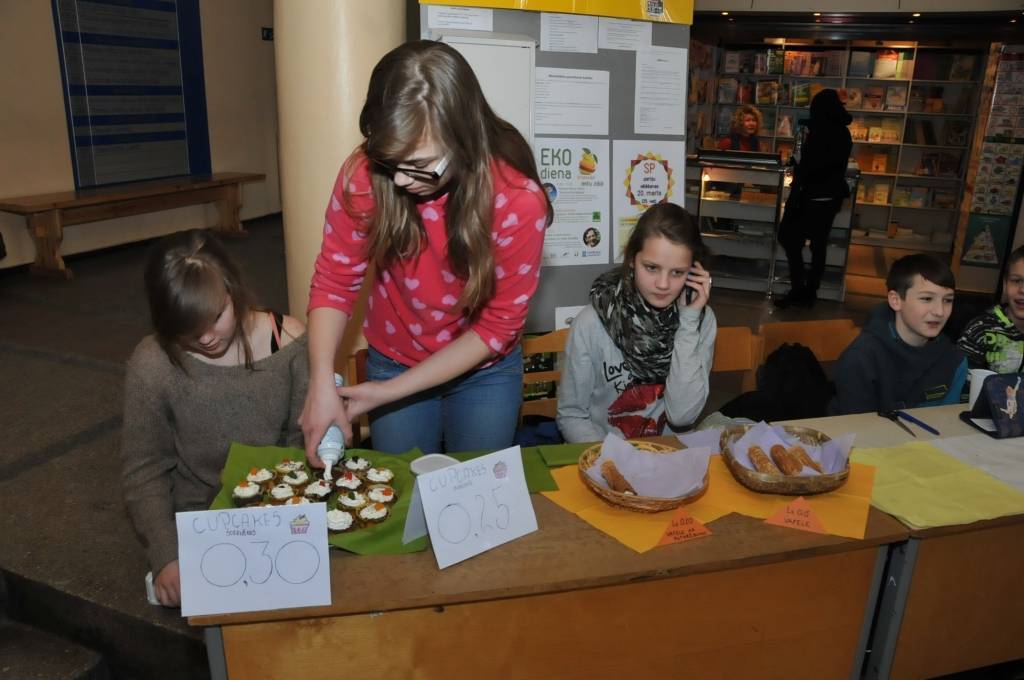 Liepājas Universitātē 21. februārī notika EKO diena, ko studenti rīko jau otro gadu ar mērķi izglītot un radīt interesi par zaļo dzīvesveidu.

EKO dienas pirmajā daļā LiepU aktu zālē lekcijā "Pozitīvā domāšana" Kristaps Ditke stāstīja par...
Autors: ReKurZeme, portāls