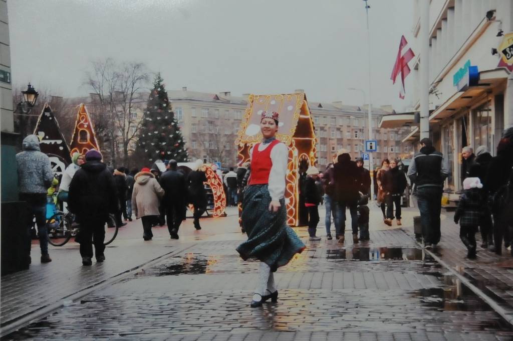 12. februārī Liepājas Olimpiskā centra foajē pie Rožu zāles tika atklāta Liepājas Tautas mākslas un kultūras centra fotostudijas "FOTAST" dalībnieces un latviešu tautas deju entuziastes Ievas Lūkas personālizstāde "Es mācēju danci vest".
Autors: ReKurZeme, portāls