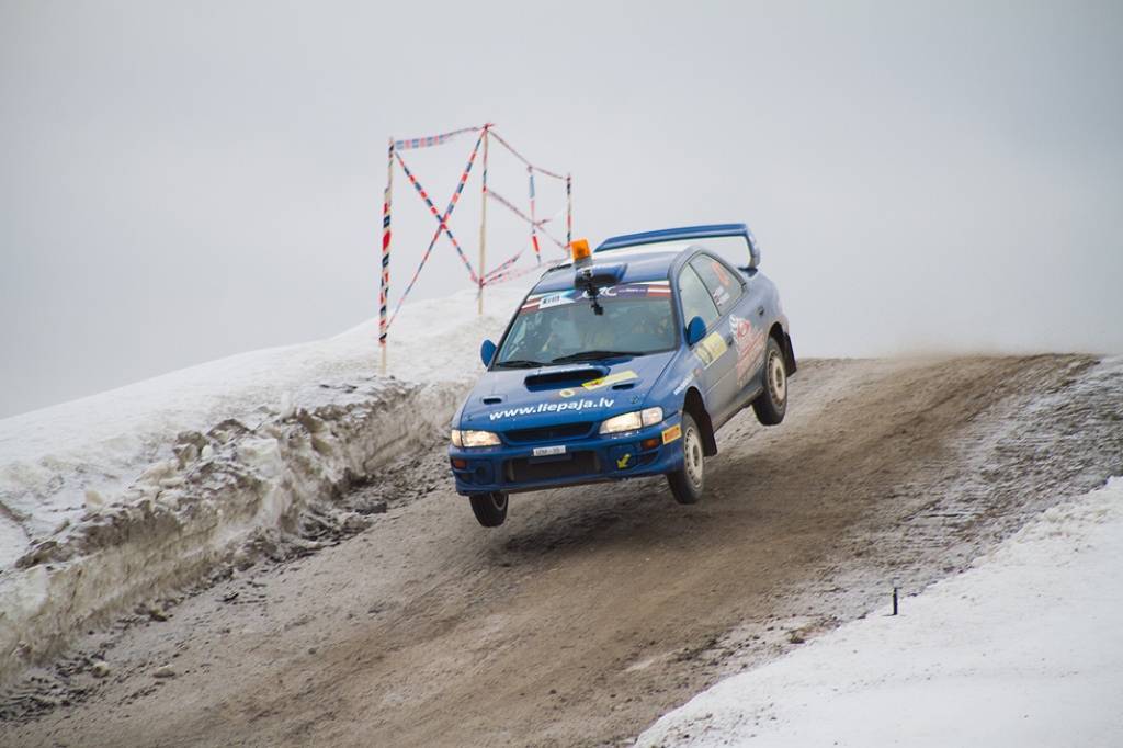 Bildes no Eiropas rallija čempionāta otrā posma - rallija "Liepāja-Ventspils" - pēdējā ātrumposma "Ventspils kalns".