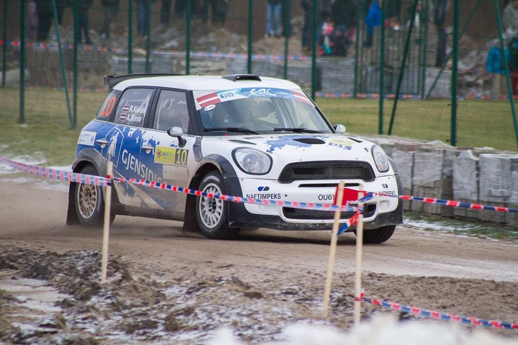 Bildes no Eiropas rallija čempionāta otrā posma - rallija "Liepāja-Ventspils" - pēdējā ātrumposma "Ventspils kalns".