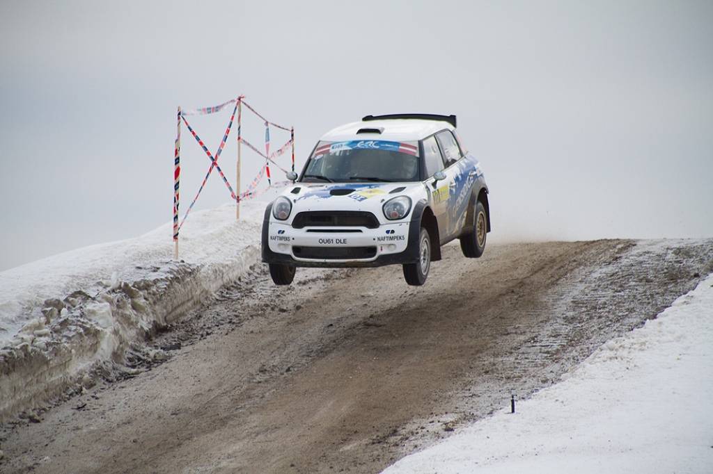 Bildes no Eiropas rallija čempionāta otrā posma - rallija "Liepāja-Ventspils" - pēdējā ātrumposma "Ventspils kalns".