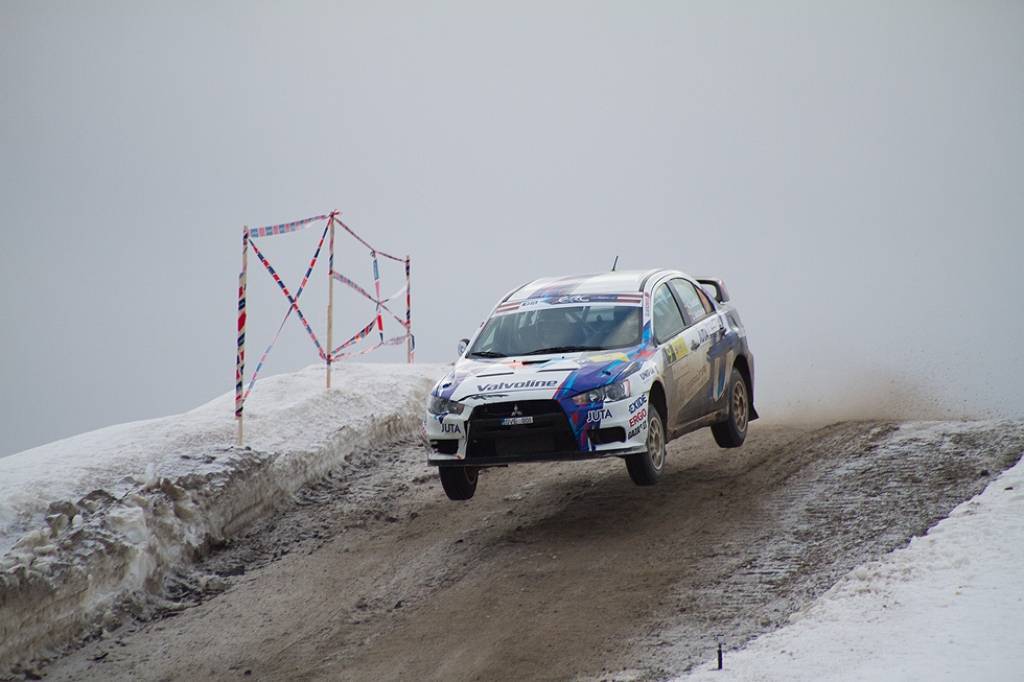 Bildes no Eiropas rallija čempionāta otrā posma - rallija "Liepāja-Ventspils" - pēdējā ātrumposma "Ventspils kalns".