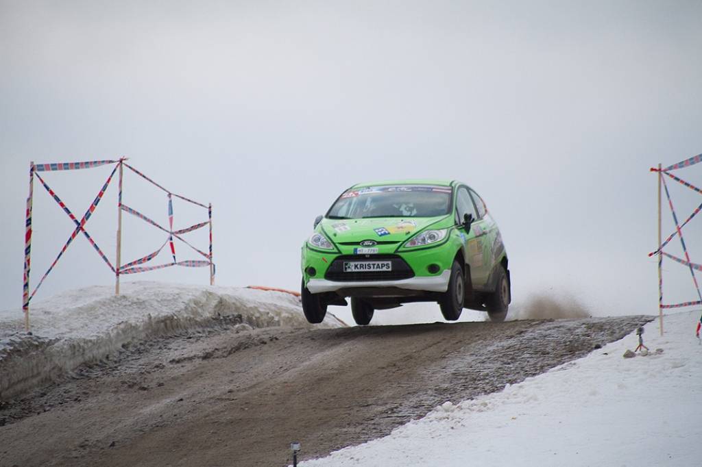 Bildes no Eiropas rallija čempionāta otrā posma - rallija "Liepāja-Ventspils" - pēdējā ātrumposma "Ventspils kalns".