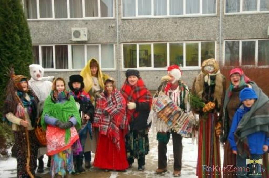 Nīcas tūrisma centra vadītāja Dace Vecbaštika aicināja mūs atzīmēt svinamo Sveču dienu pirmajā februāra sestdienā Bārtas upes krastā. Kamēr karsējās liepziedu tēja, pasākuma dalībnieki Bārtas krastā lēca ķekatās, gāja rotaļās un baudīja...
Autors: ReKurZeme, portāls
