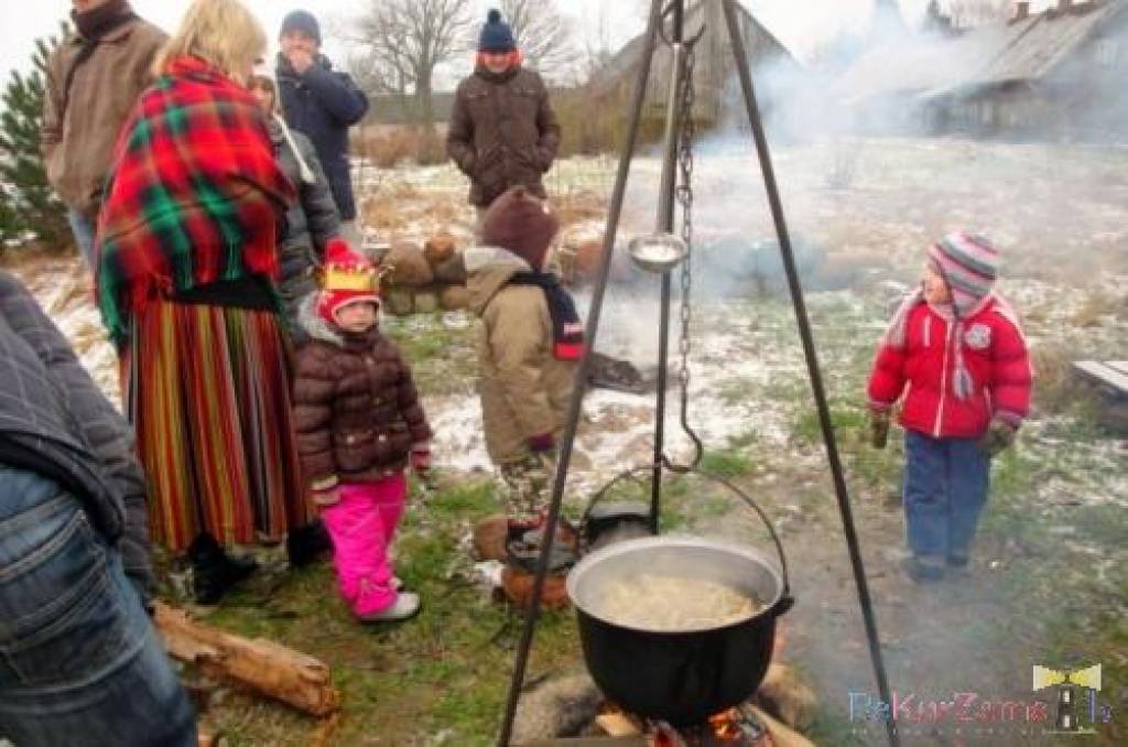 Nīcas tūrisma centra vadītāja Dace Vecbaštika aicināja mūs atzīmēt svinamo Sveču dienu pirmajā februāra sestdienā Bārtas upes krastā. Kamēr karsējās liepziedu tēja, pasākuma dalībnieki Bārtas krastā lēca ķekatās, gāja rotaļās un baudīja...
Autors: ReKurZeme, portāls